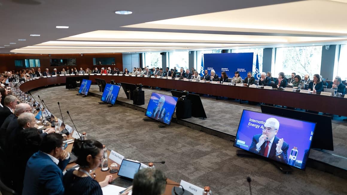 First-ever Global Summit on People-Centered Clean Energy held in Paris