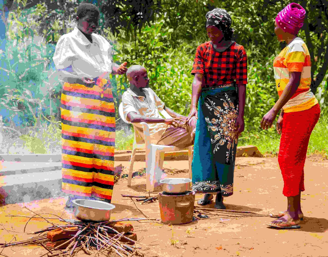 Open fires (L) need more firewood and produce more smoke than Chitetezo Mbaula ®
